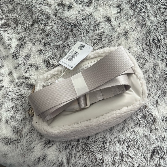 NWT Lululemon Athletica White Sherpa Crossbody Bag - Picture 2 of 4